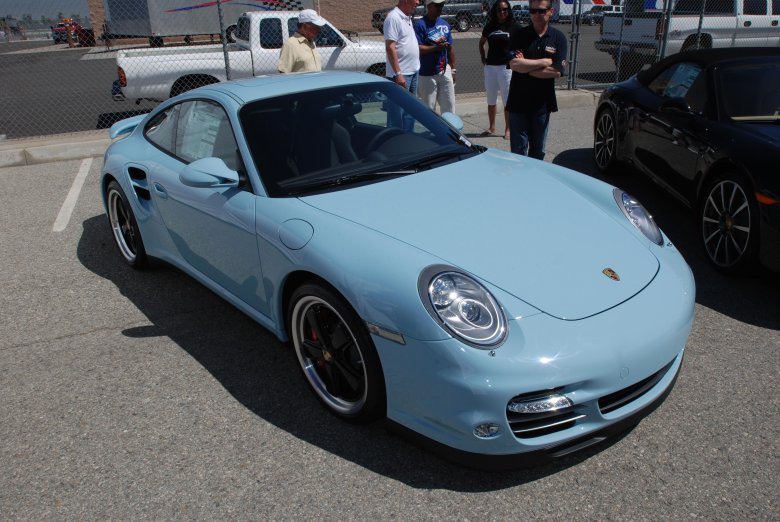 Небесно голубой порше 911