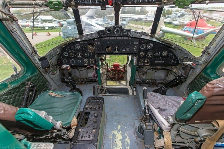 Пилоты в кабине вертолета ми-26