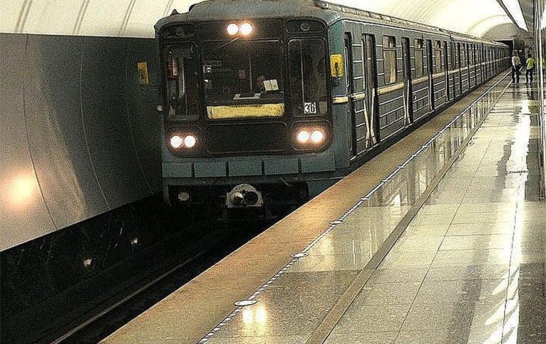 Поезд метро номерной