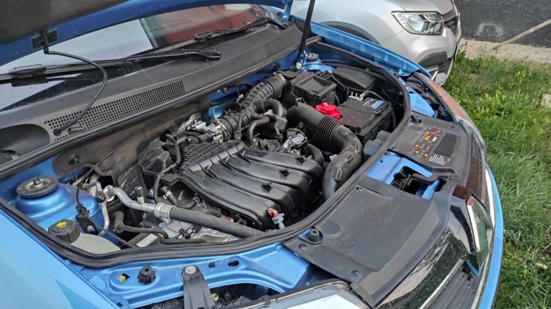 Логан 2 под капотом