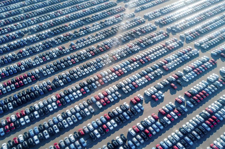 Большая парковка автомобилей