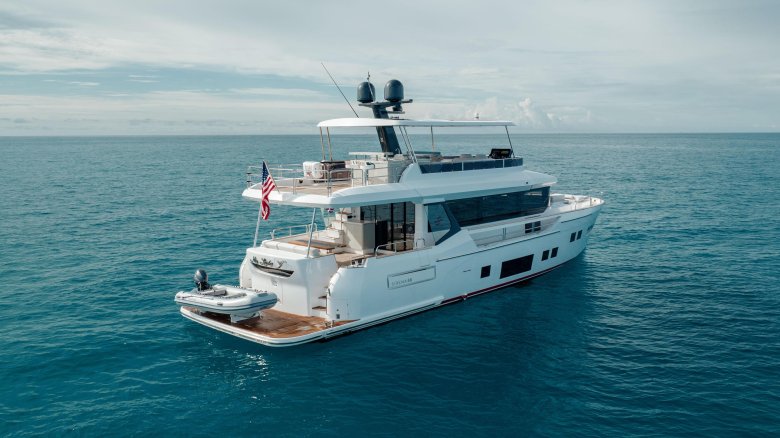 Яхта beneteau grand trawler 62
