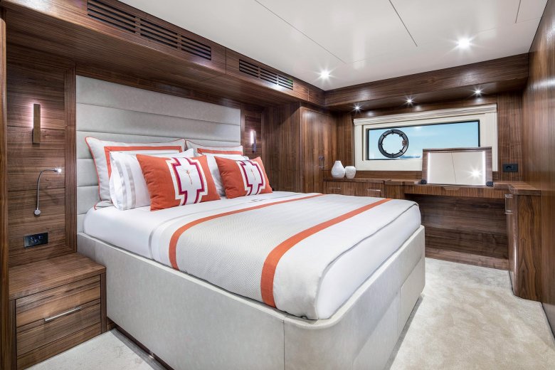 Моторная яхта