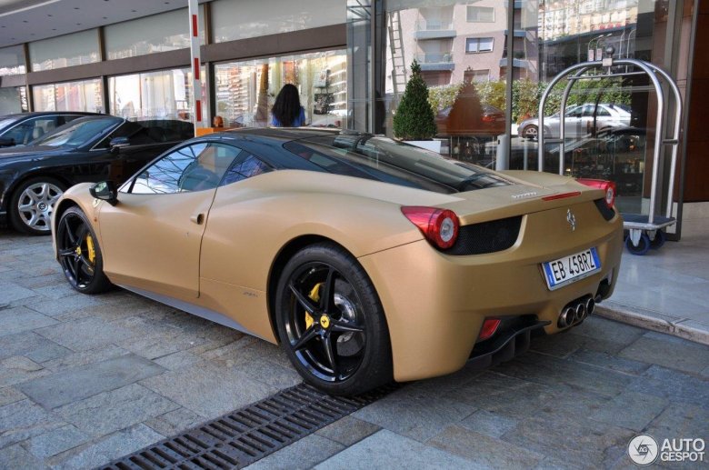 Машина бежевого цвета