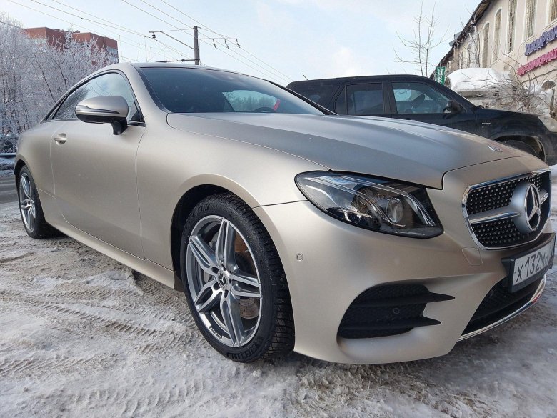 Мерседес серебристый