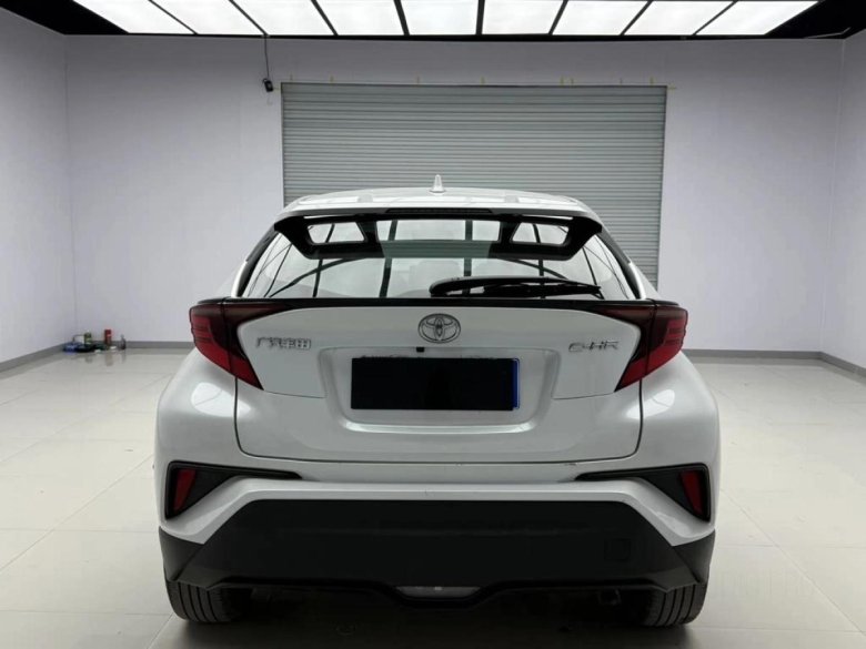 Белая тойота