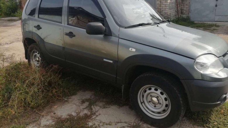 Нива шевроле серебристая