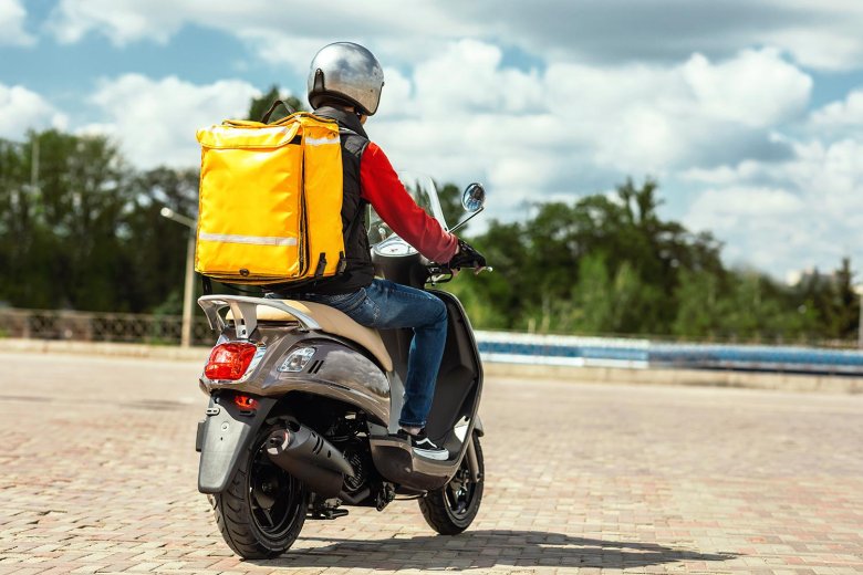 Доставщик на мопеде