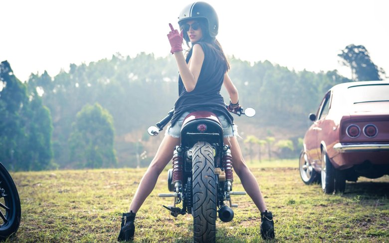Девушка на мотоцикл