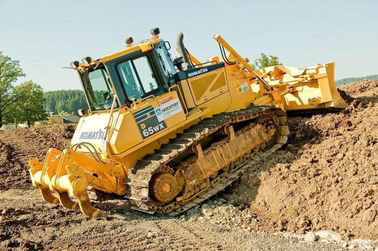 Бульдозер komatsu d65ex-16