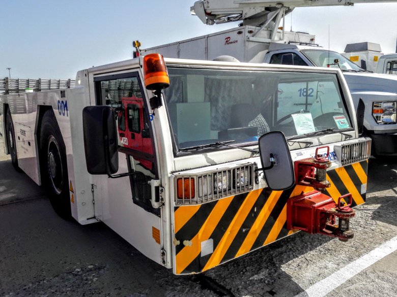 Тягач в аэропорту