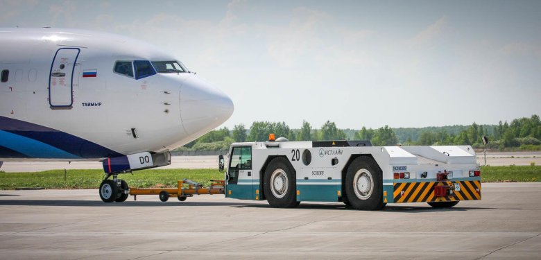 Буксировка самолета