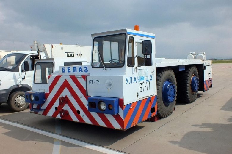Аэродромный тягач белаз 6411