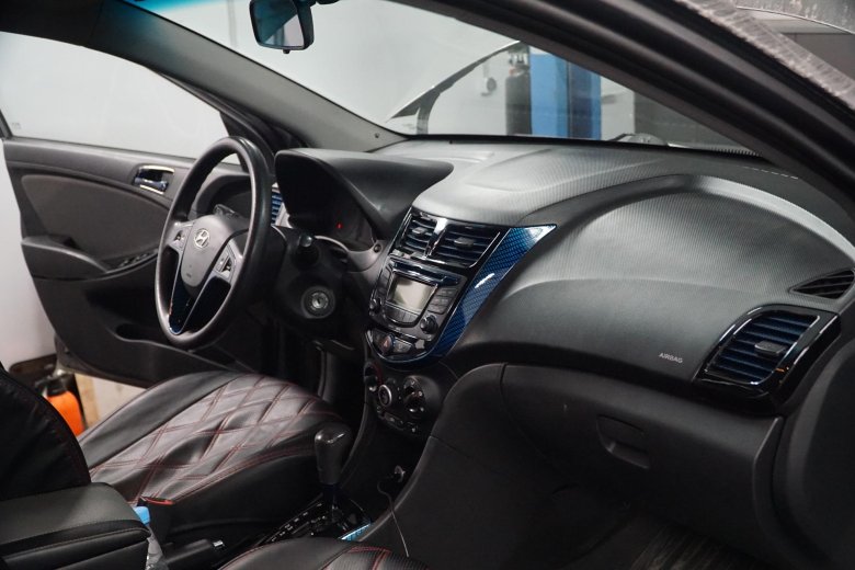 Hyundai solaris черный салон