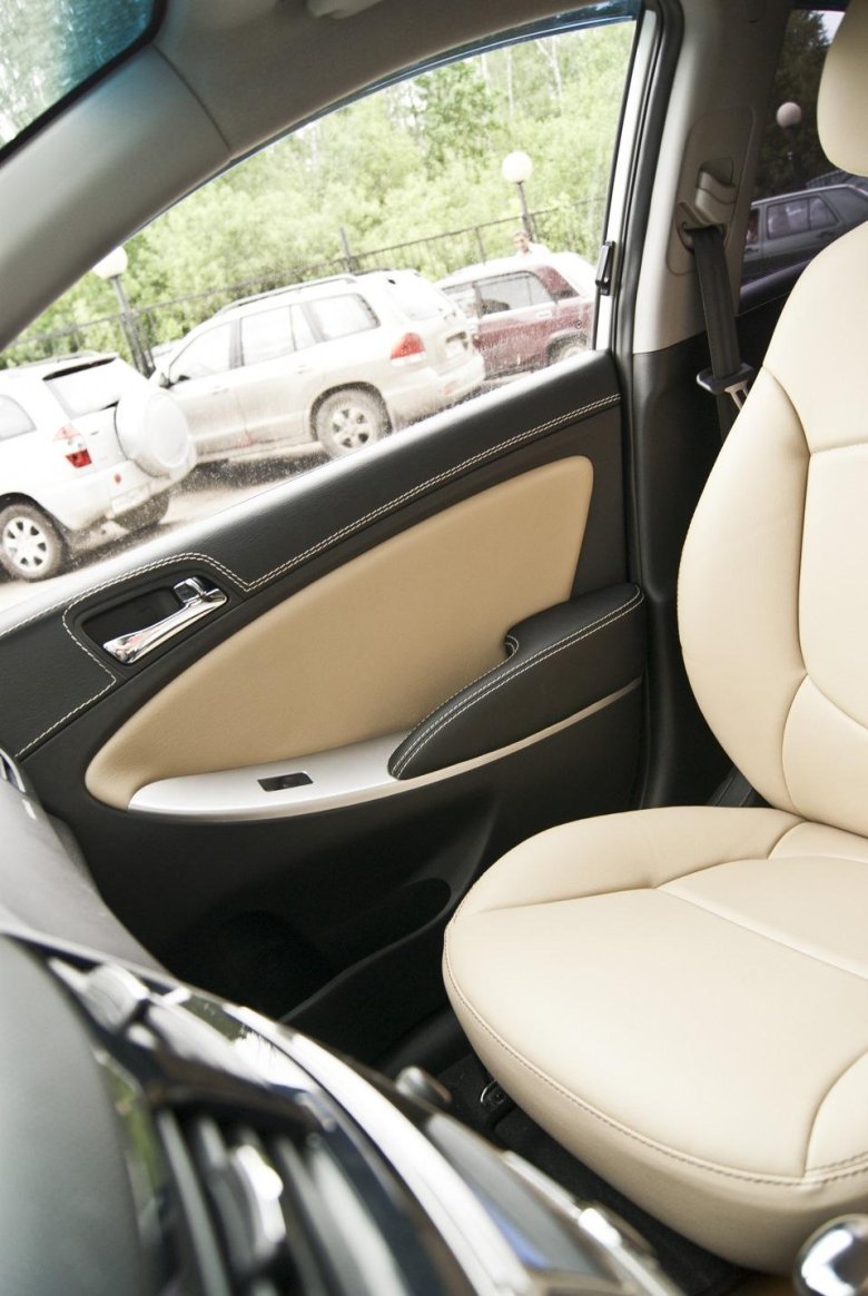 Бежевый салон авто