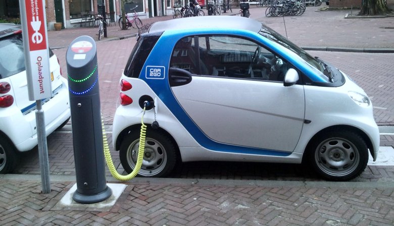 Электромобиль в городе