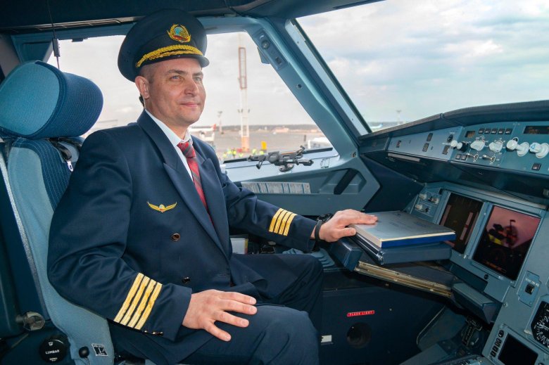 Пилот уральских авиалиний сергей