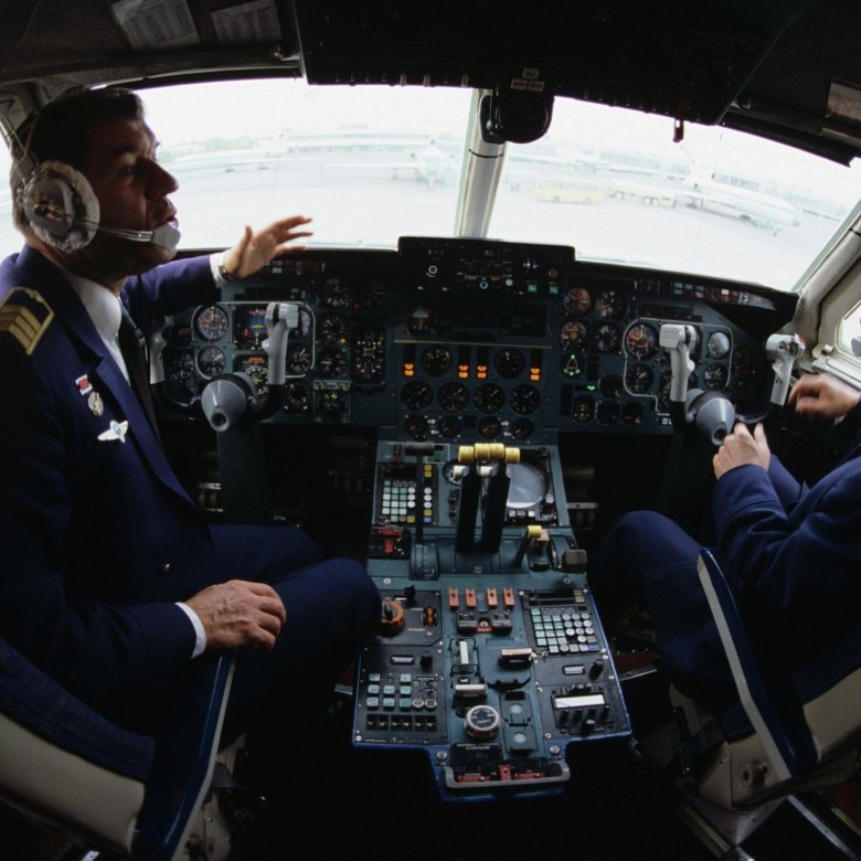 Пилот в кабине самолета