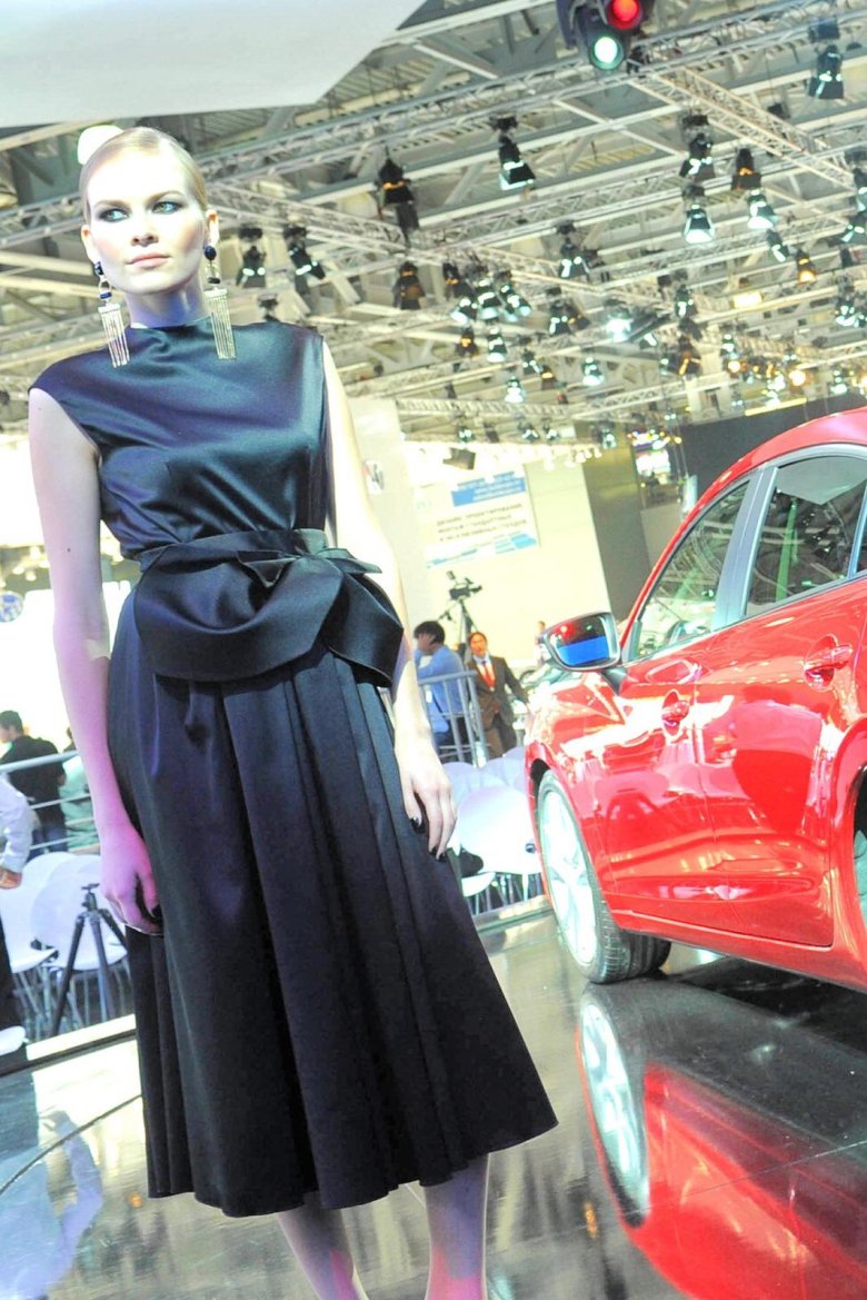 Девушки московского автосалона