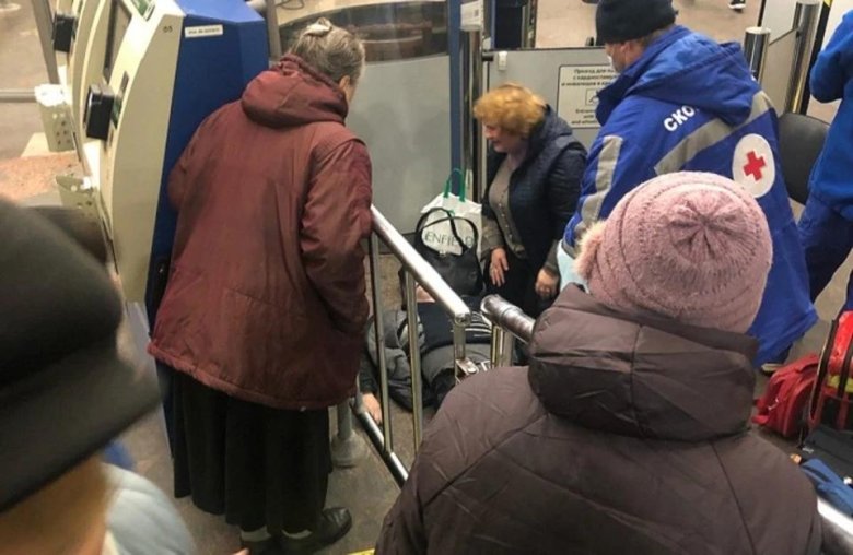 Люди в метро