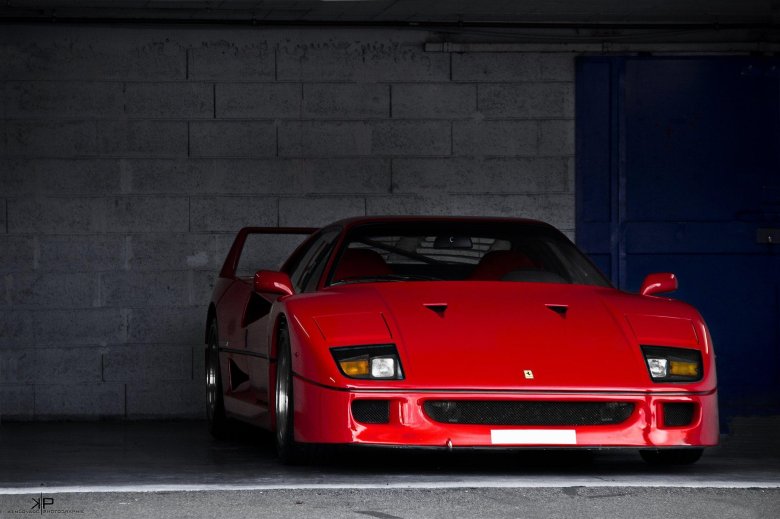 Автомобиль ferrari