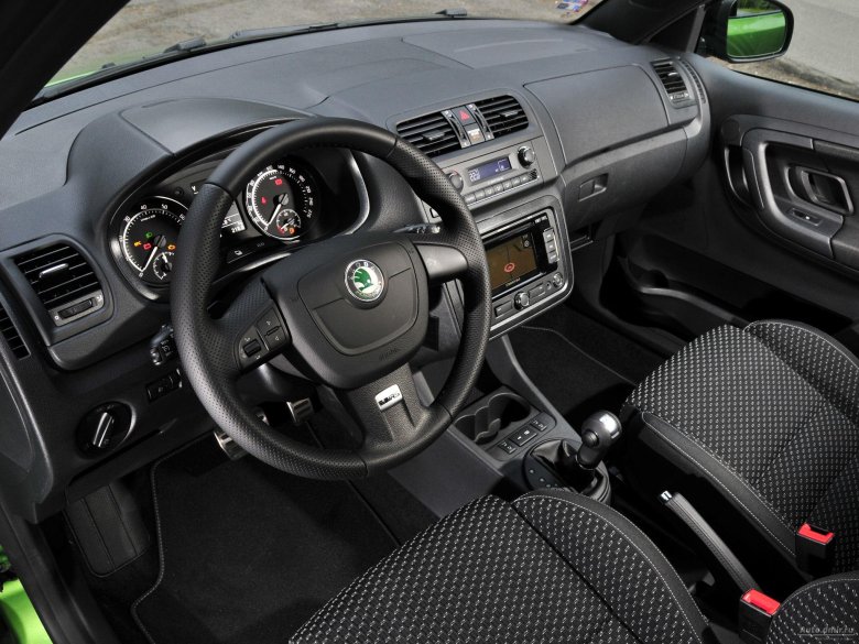 Skoda fabia салон