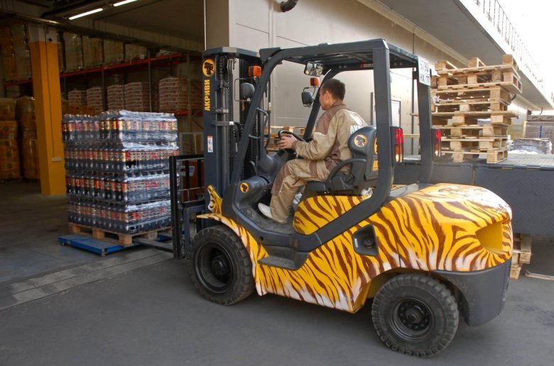 Погрузчик на складе