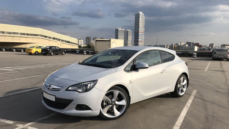 Opel astra gtc 2013