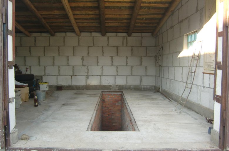 Гараж с погребом из пеноблоков