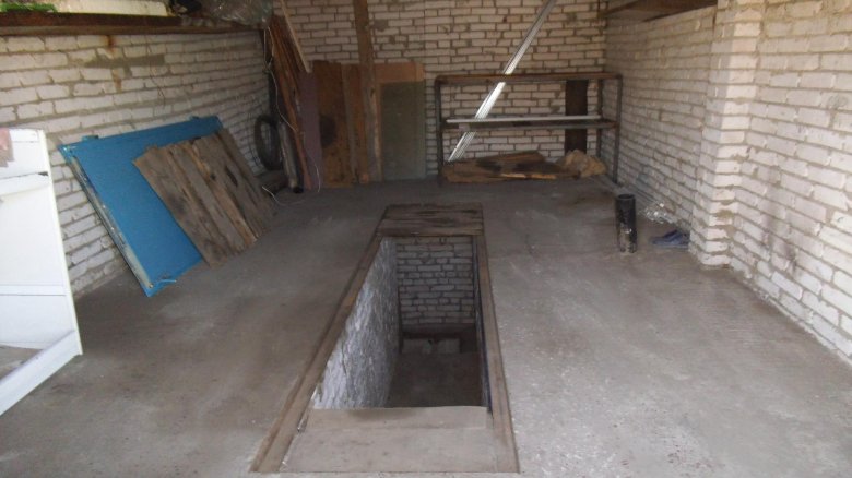 Смотровая яма с погребом в гараже