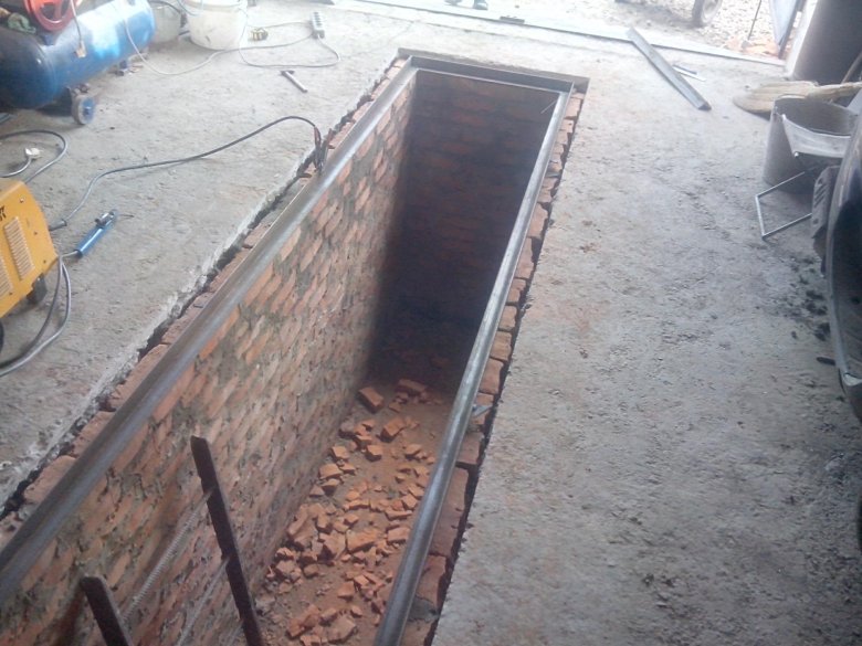 Смотровая яма с погребом в гараже