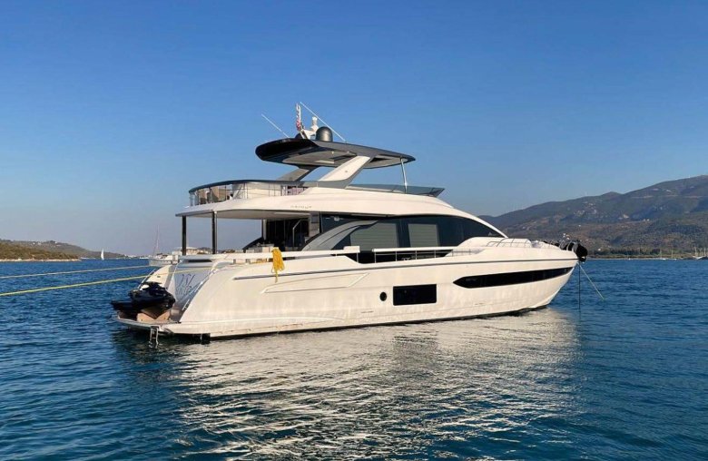Моторная яхта