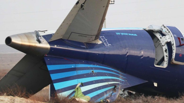 Упавший самолет в актау