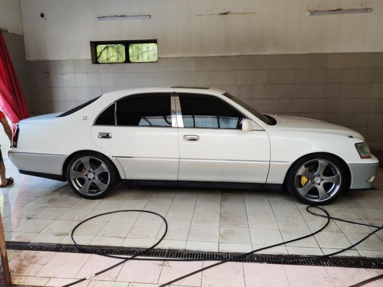 Toyota crown majesta s 170