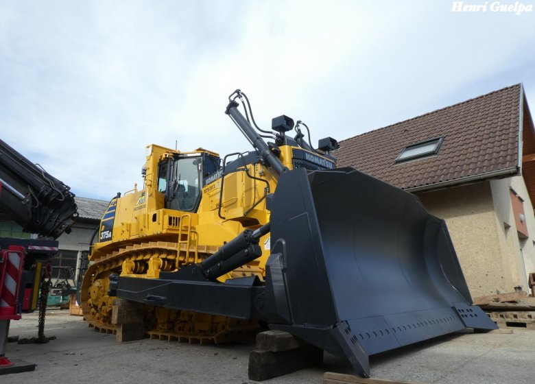 Komatsu d375