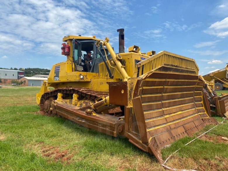 Бульдозер гусеничный komatsu d63e-12