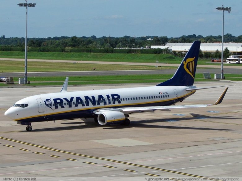 A ryanair boeing 737 800