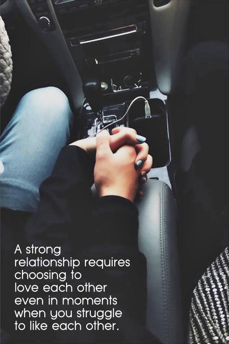 Парень с девушкой в машине без лица