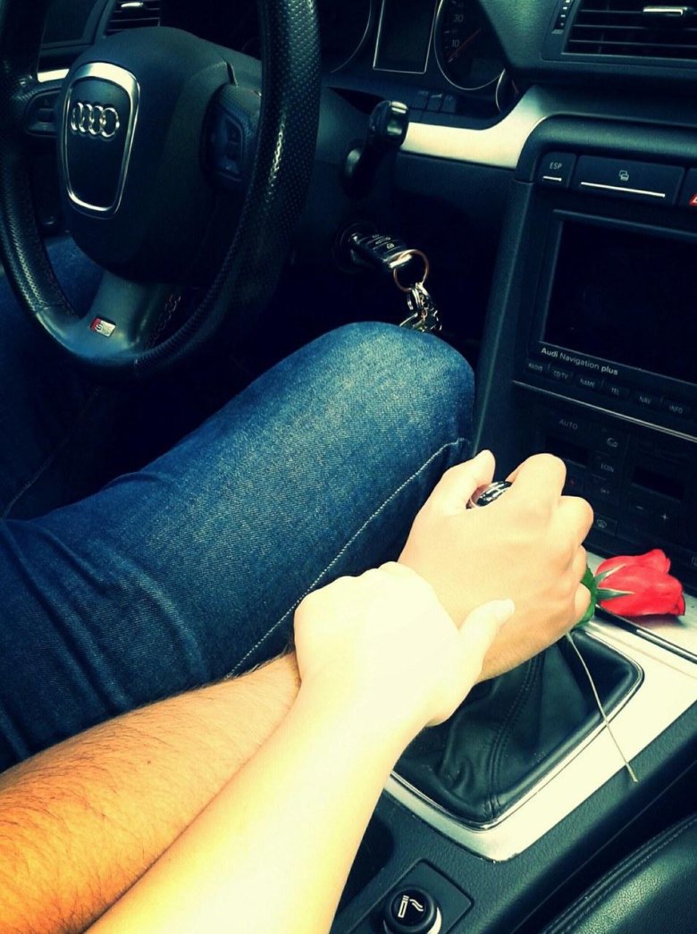 Парень и девушка в машине