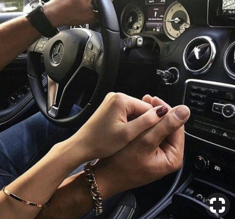 Рука в руке за рулем