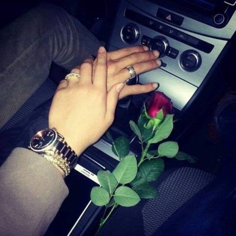 Руки в машине с цветами