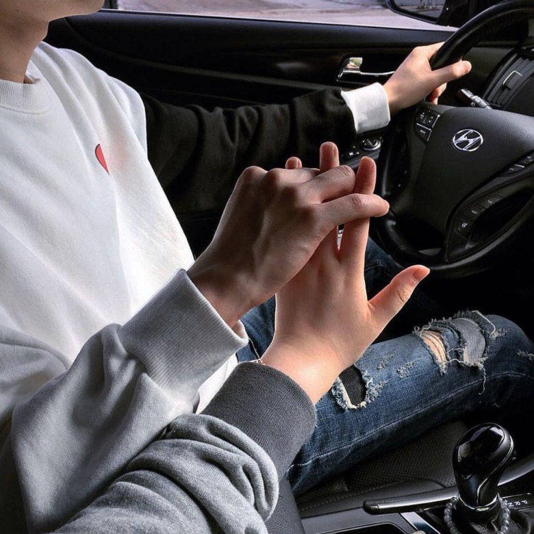 Руки влюбленных в машине