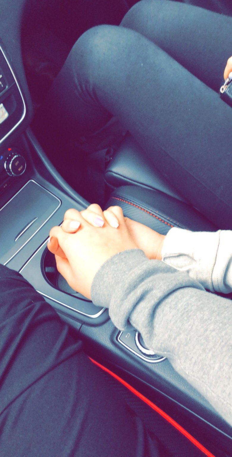 Руки влюбленных в машине