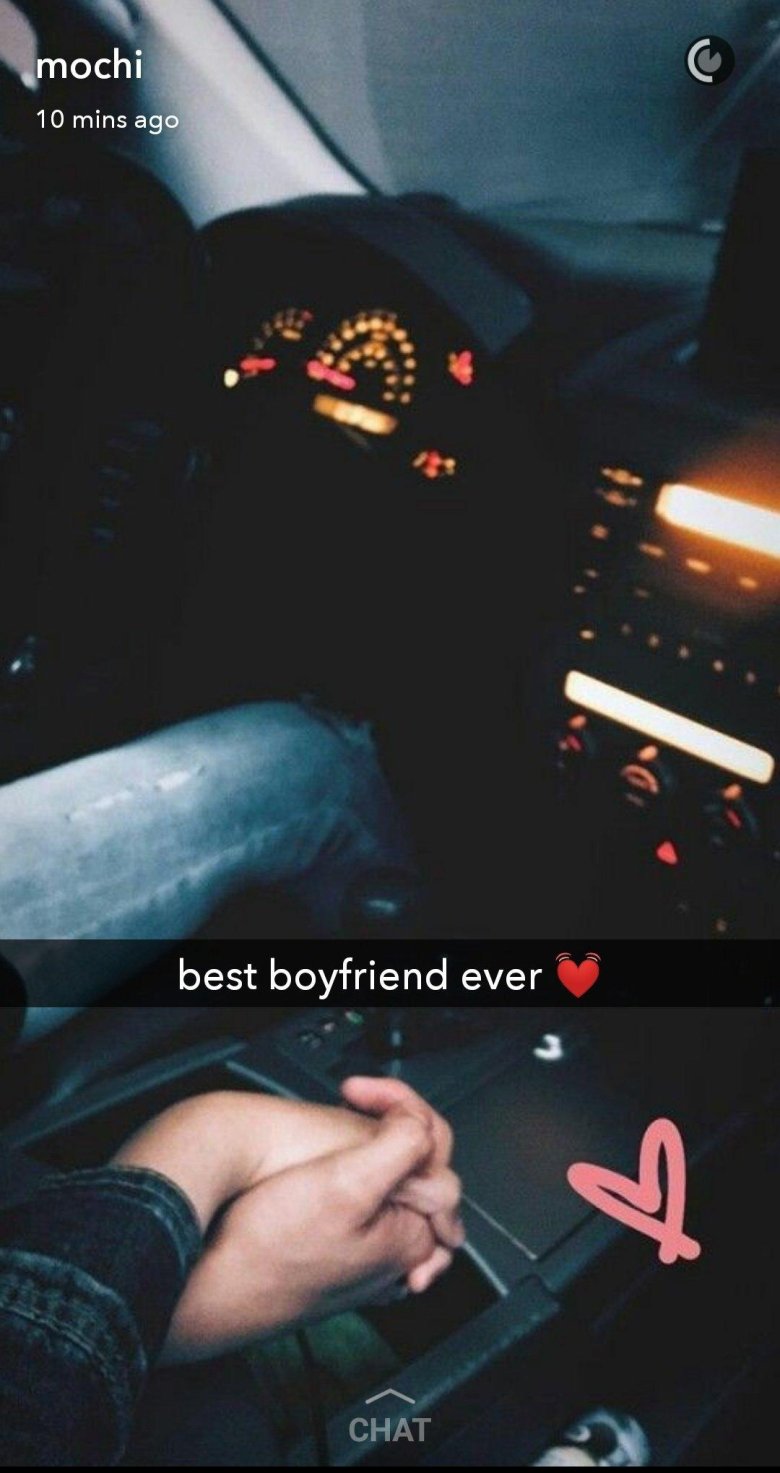 Девушка с парнем в машине без лица