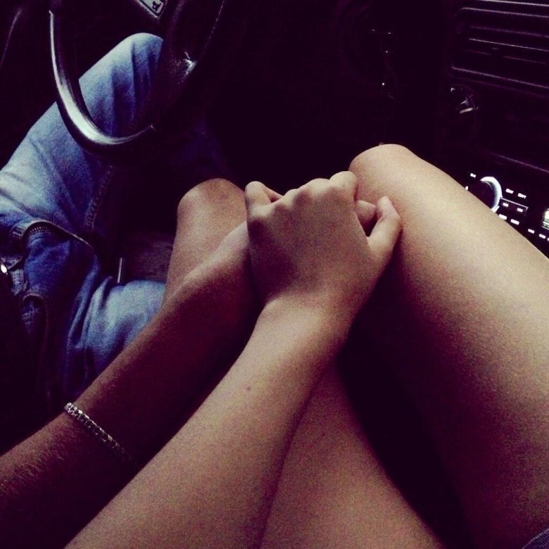 Рука на ноге в машине