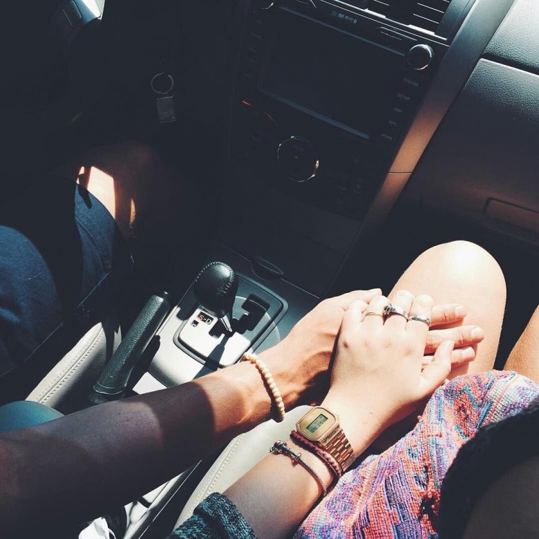 Руки влюбленных в машине