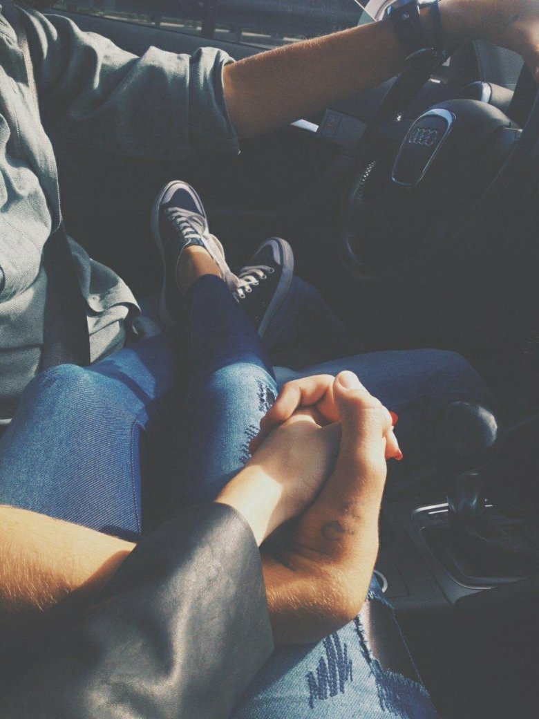 Парень с девушкой в машине