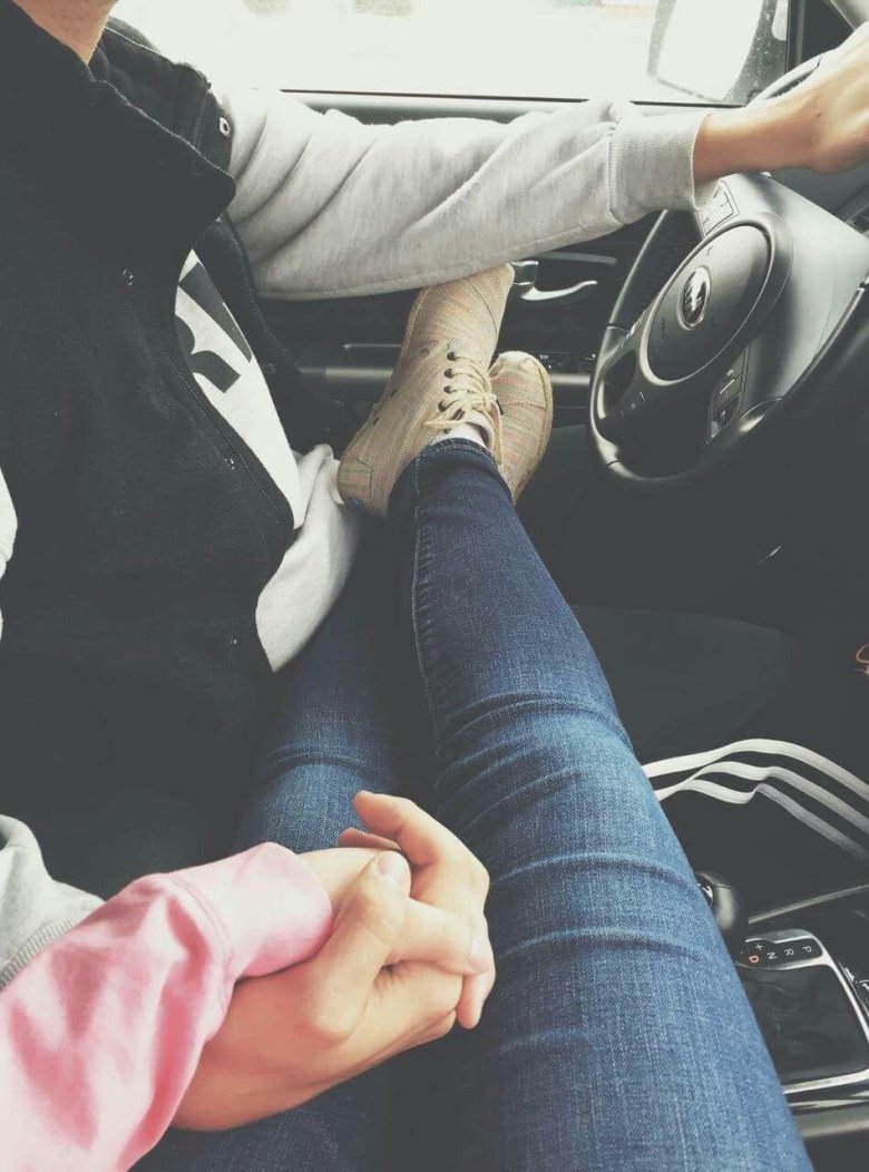 С девушкой в машине