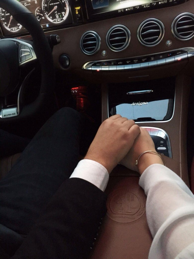 Рука в руке машине