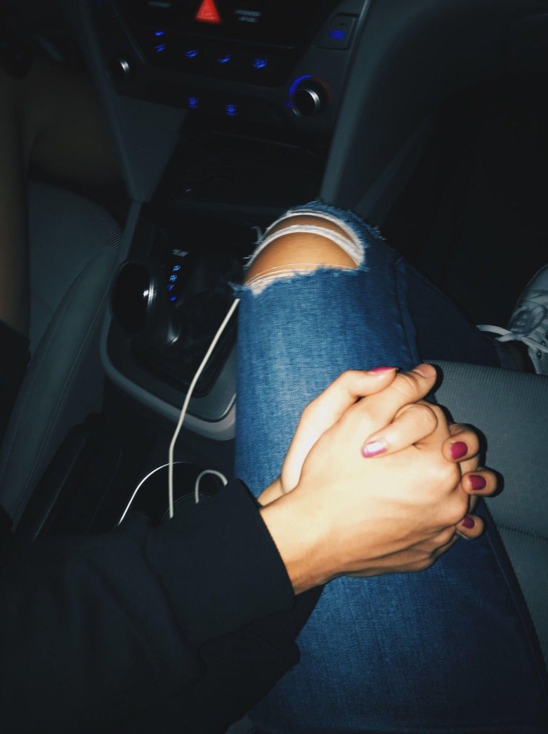 Девушка с парнем в машине без лица